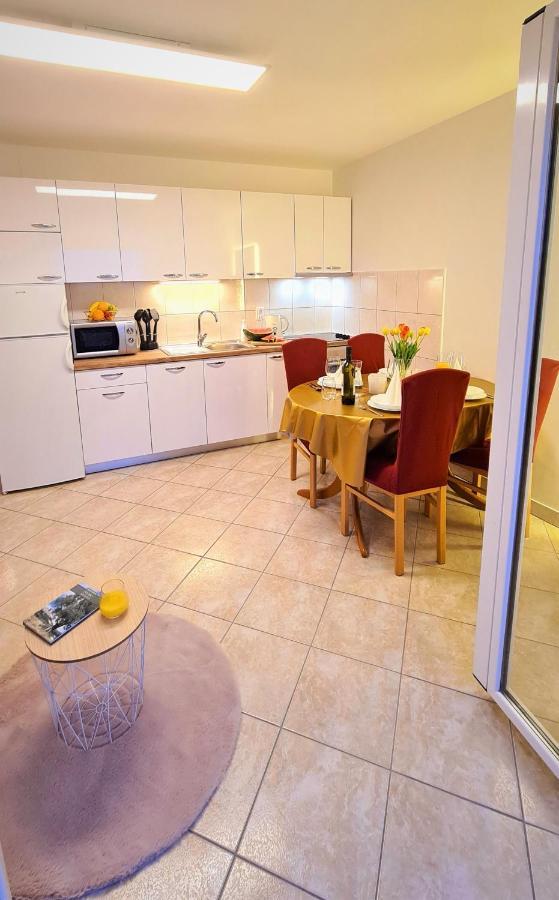 Apartment Karamarko Малинська Екстер'єр фото
