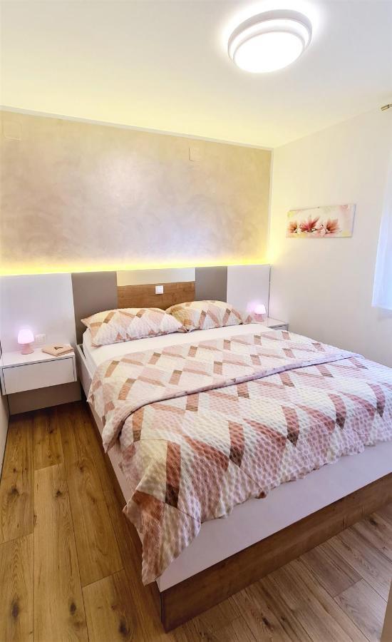 Apartment Karamarko Малинська Екстер'єр фото