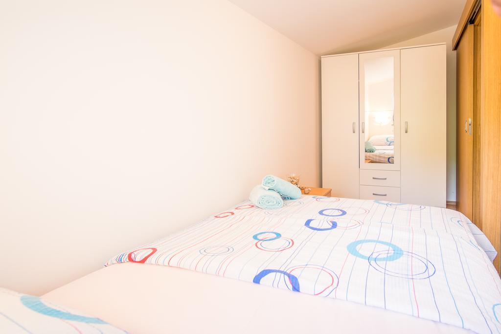Apartment Karamarko Малинська Екстер'єр фото