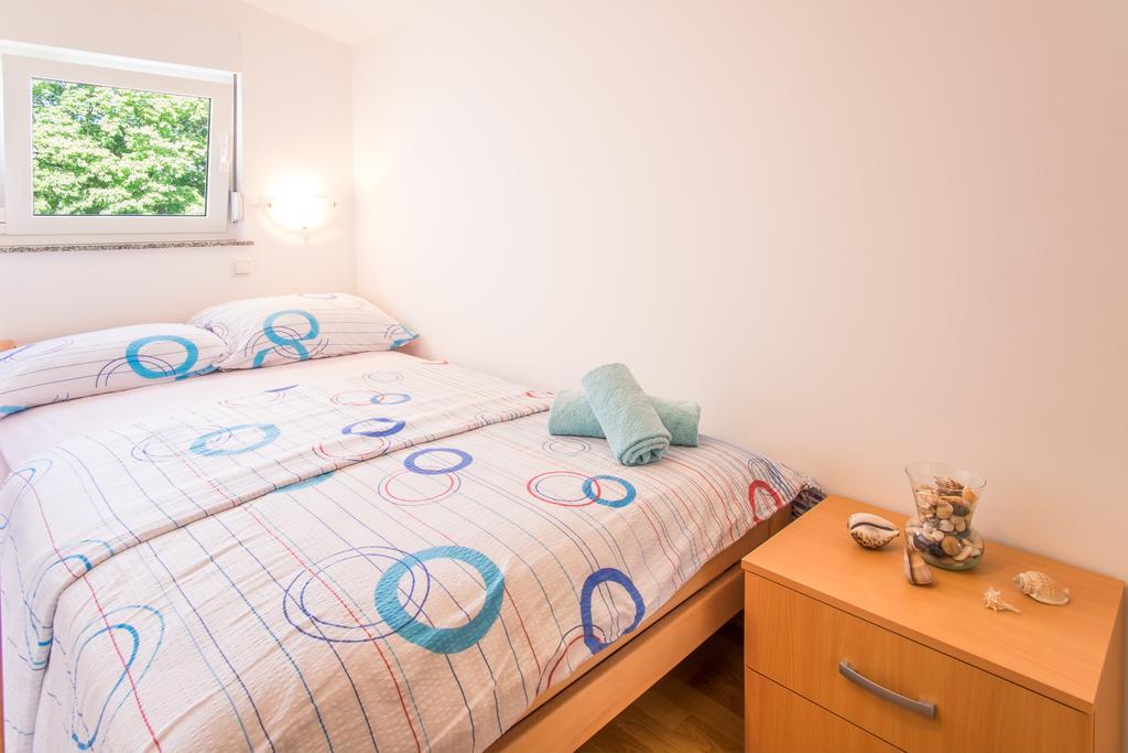 Apartment Karamarko Малинська Екстер'єр фото